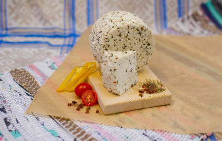 Ле Фрэ Капре́зе — молодой сыр с томатами и базиликом